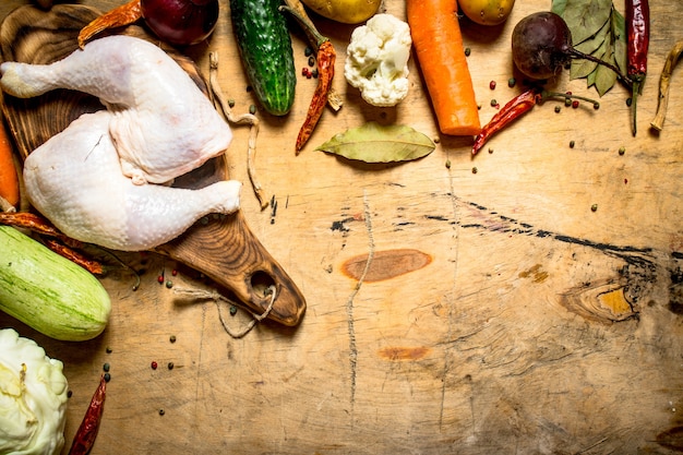 Rohes Hähnchenschenkel mit Gemüse zum Kochen der Suppe