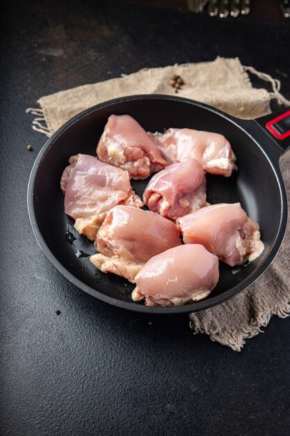 Rohes Hähnchenschenkel ohne Knochenfleisch, Geflügel oder Truthahn, frisch verzehrfertiger Snack auf dem Tisch