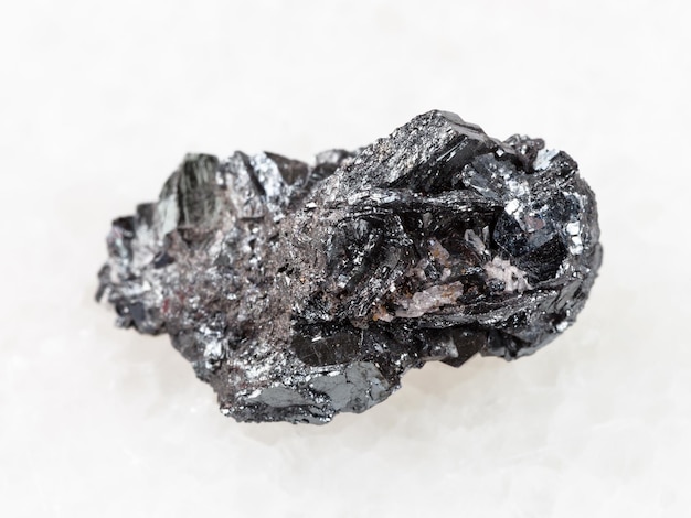 Rohes Hämatiterz auf weißem Marmor