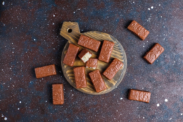 Rohes hausgemachtes veganes Schokoladen-Kokosnuss-Dessert. Gesundes veganes Lebensmittelkonzept.