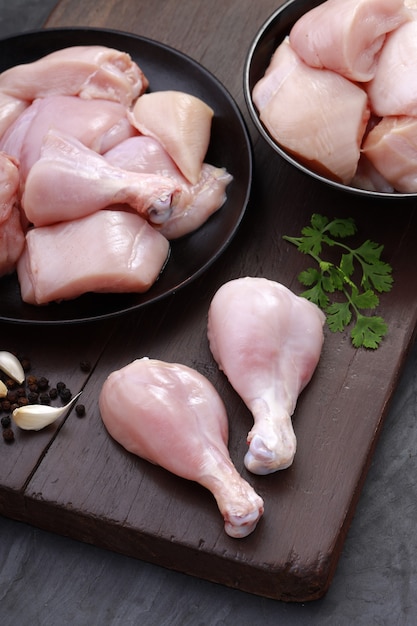 Rohes Hühnchen schneidet Combo-Hähnchen-Curry-Schnitte ohne Haut und Hühnchen-Schnitte und zwei Trommelstöcke