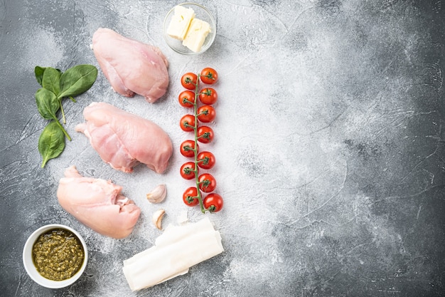 Rohes Hühnerfleisch gefüllte Zutaten mit Filo, Kräutern, Butter