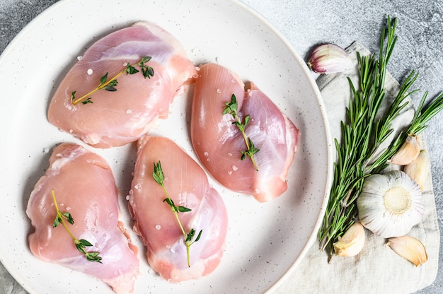 Rohes Hühnerschenkelfilet. Ansicht von oben