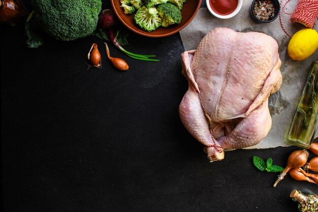 rohes Huhn in Marinade zum Backen oder Grillen