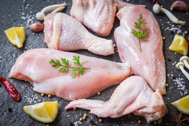 Rohes Huhn mit Kräutern und Gewürzen