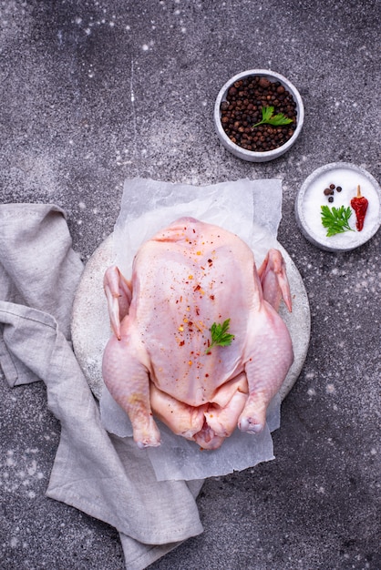 Rohes Huhn mit Kräutern und Gewürzen