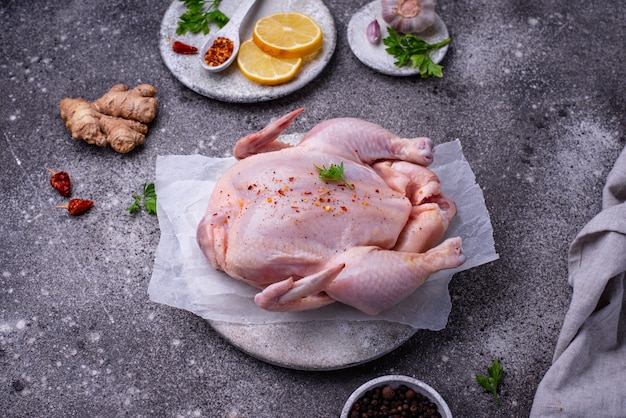 Rohes Huhn mit Kräutern und Gewürzen