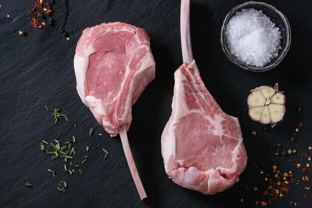 Rohes Kalbfleisch-Tomahawk-Steak