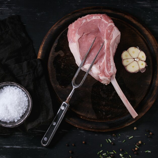 Rohes Kalbs-Tomahawk-Steak