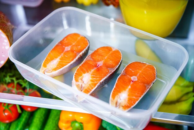 Rohes Lachssteak im offenen Kühlschrank