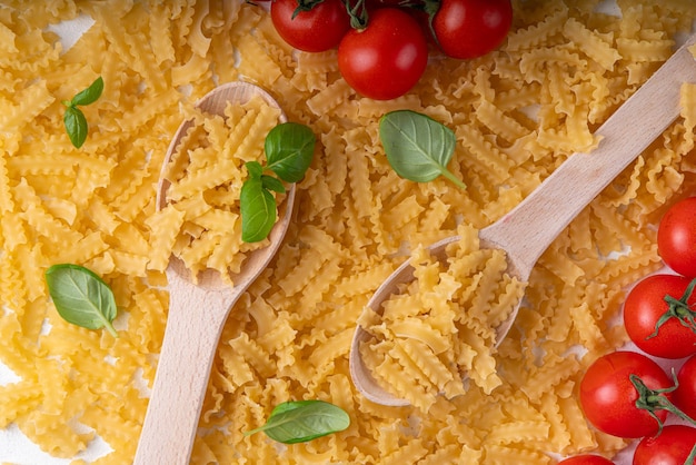 Rohes Mafaldine-Pasta mit Zutaten zum Kochen