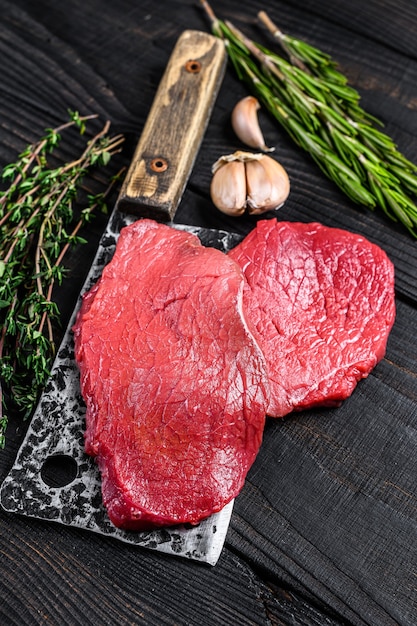 Rohes Marmor-Rinderfiletsteak auf Metzgerbeil