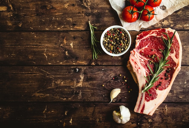 Rohes marmoriertes Fleischsteak und Pfeffer