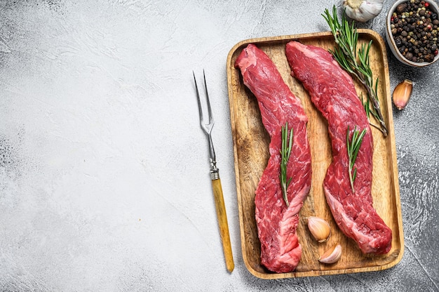 Rohes marmoriertes schwarzes Angus-Rindfleischsteak. Weißer Hintergrund. Ansicht von oben. Platz kopieren.