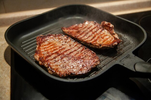 Rohes Minutensteak vom marmorierten Rindfleisch in einer Grillpfanne