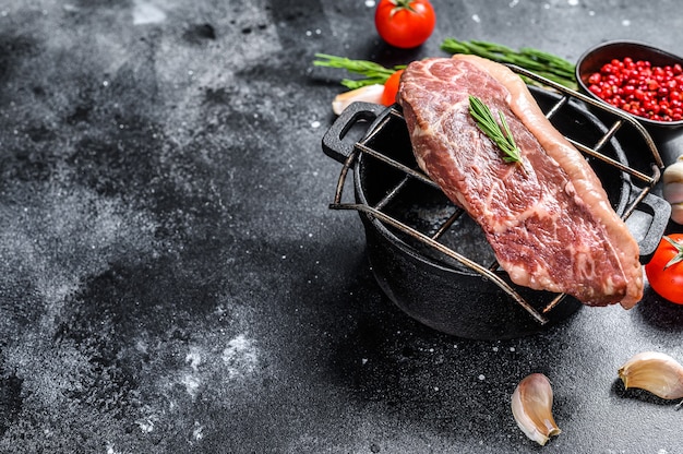 Rohes Picanha oder Top Sirloin Cap Steak auf einem Grill. Schwarz