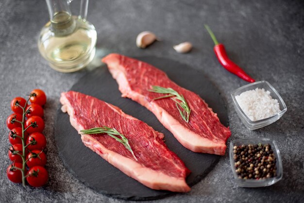 rohes Picanha-Steak auf Steingrund mit Gewürzen