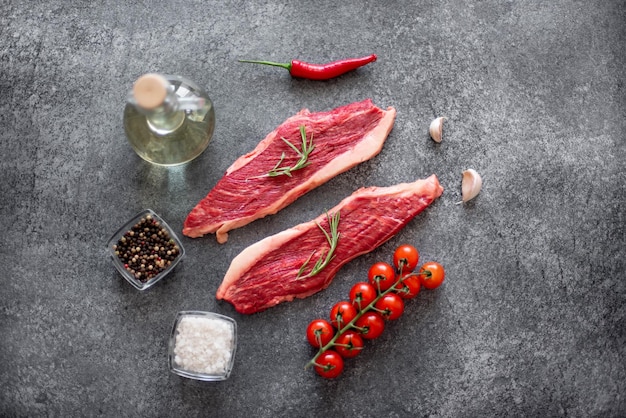 rohes Picanha-Steak auf Steingrund mit Gewürzen