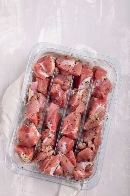 Rohes Putenfleisch mit Kräutern in Plastikbox