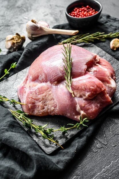 Rohes Putenschenkelfilet. Ökofleisch vom Bauernhof. Dunkler Hintergrund. Ansicht von oben.