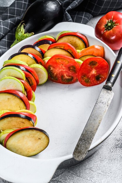 Rohes Ratatouille, traditionelles französisches Gemüsegericht. Grauer Hintergrund. Draufsicht.