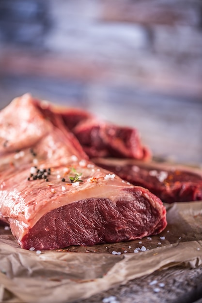 Rohes Rib-Eye-Rindfleischsteak mit Salzgewürzen und Kräutern.