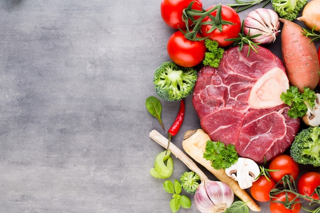 Rohes Rinderfleisch Ribeye Steak mit Gewürzen und Zutaten