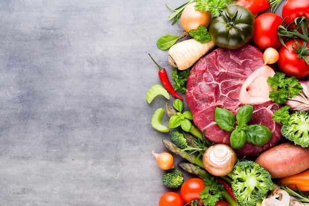 Rohes Rinderfleisch Ribeye Steak mit Gewürzen und Zutaten