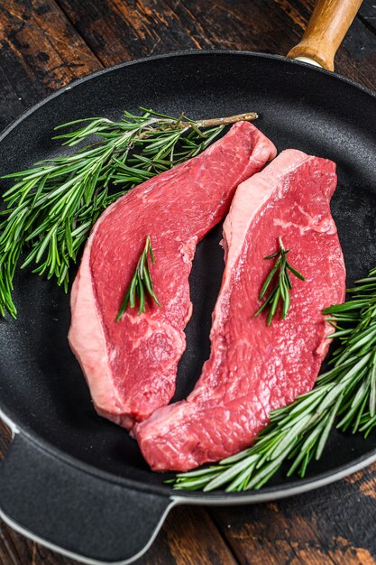 Rohes Rinderfleisch Rumpfsteak in einer Pfanne