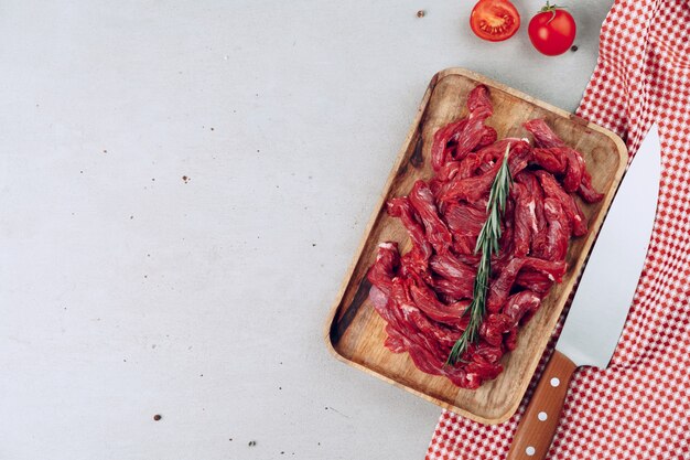 Rohes Rinderfleischfilet auf Holzbrett