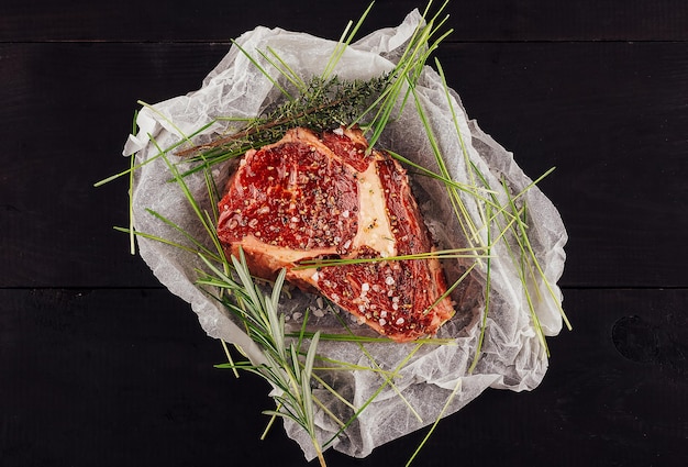 Rohes Rindersteak mit Gewürzen auf Backpapier