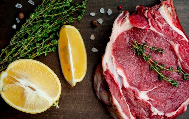 rohes Rindersteak mit Gewürzen auf Holz