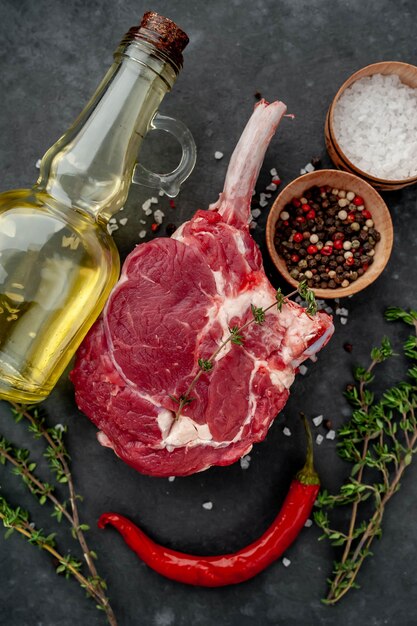 rohes Rindersteak mit Gewürzen