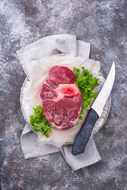 Rohes Rindersteak Ossobuco auf Schneidebrett