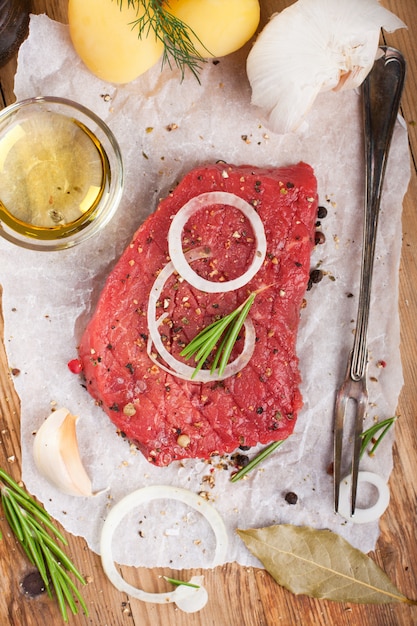 Rohes Rindersteak und Gewürze