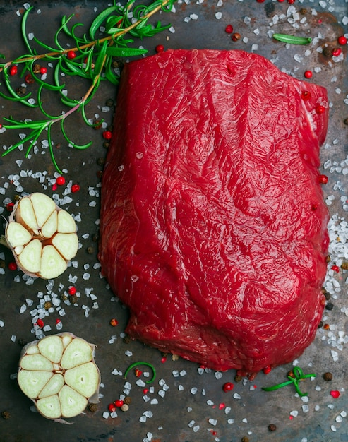 Rohes Rindfleisch auf einem Tablett