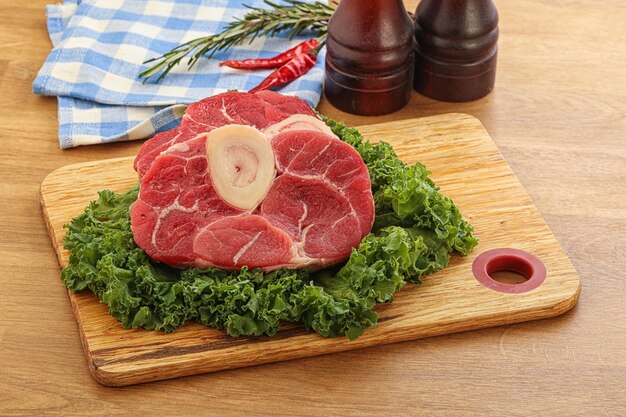 Rohes Rindfleisch aus Ossobuco zum Kochen