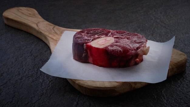Foto rohes rindfleisch, bereit zum kochen, frisches rohes osso buco kalbfleisch, frisches rindfleisch auf backpapier