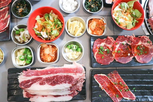 Foto rohes rindfleisch in scheiben geschnittenes rindfleisch oder rindflesch zum kochen und koreanischer salat