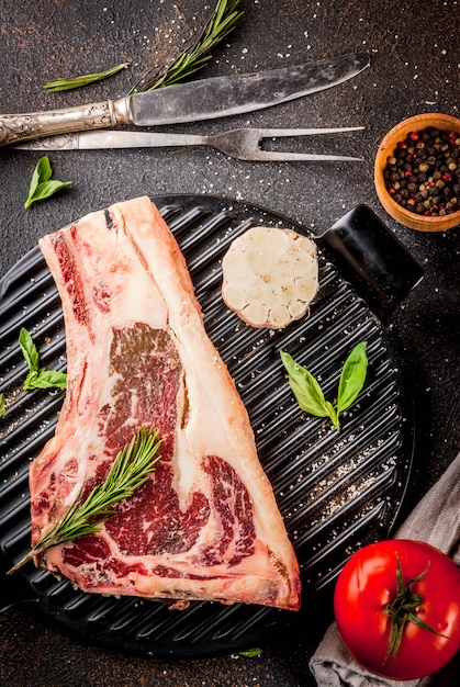 Rohes Rindfleisch marmoriertes Fleisch striplon Rib Eye Steak mit Gewürzen, Kräutern