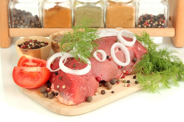 Foto rohes rindfleisch mit gewürzen