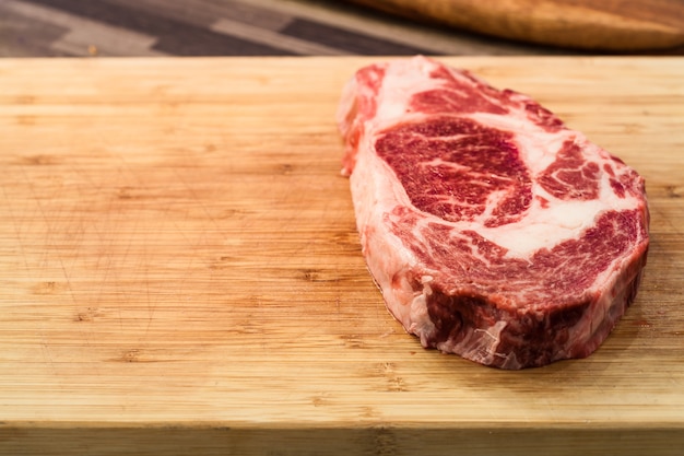Rohes Rindfleisch wird in vorbereitete Stücke wie Steak geschnitten.