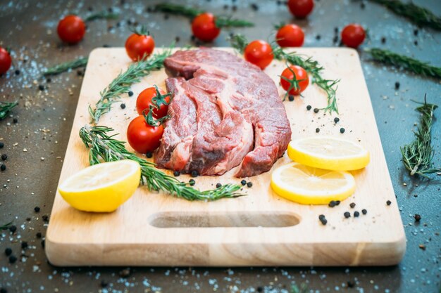 Rohes Rindfleischfleisch auf Schneidebrett