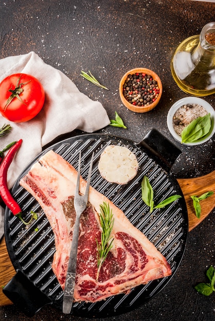 Rohes Rindfleischstreifensteak mit Gewürzen für das Kochen