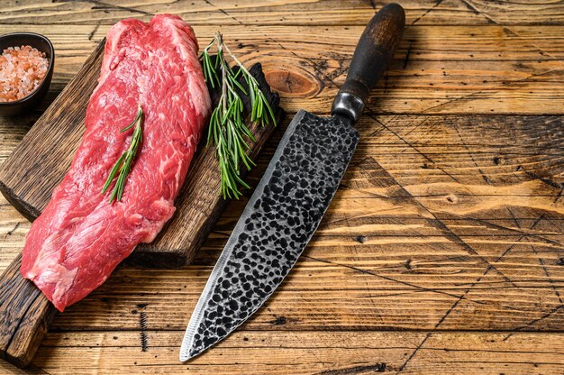 Rohes Rock Machete Rindfleisch Fleischsteak auf einem Schneidebrett mit Messer