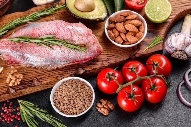 Rohes Rotbarschfilet zum Backen mit Gewürzen und Kräutern