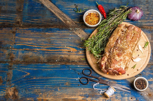 Rohes Schweinebrötchen gefüllt mit Knoblauch und Karotten