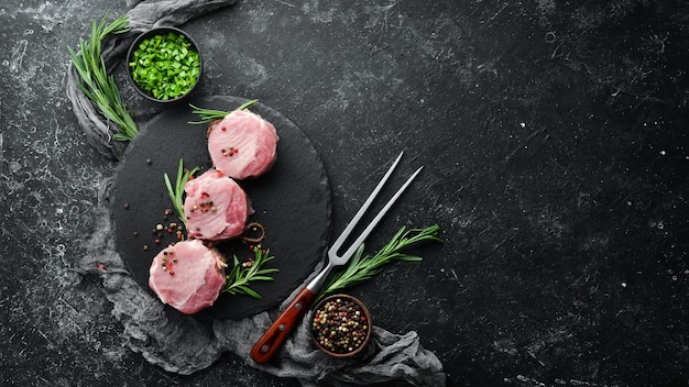 Rohes Schweinefilet Medaillons mit Gewürzen zum Grillen Draufsicht Freier Platz für Ihren Text