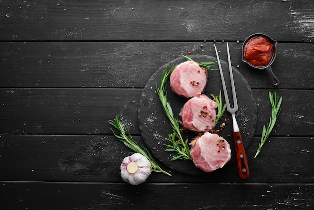 Rohes Schweinefilet Medaillons mit Gewürzen zum Grillen Draufsicht Freier Platz für Ihren Text