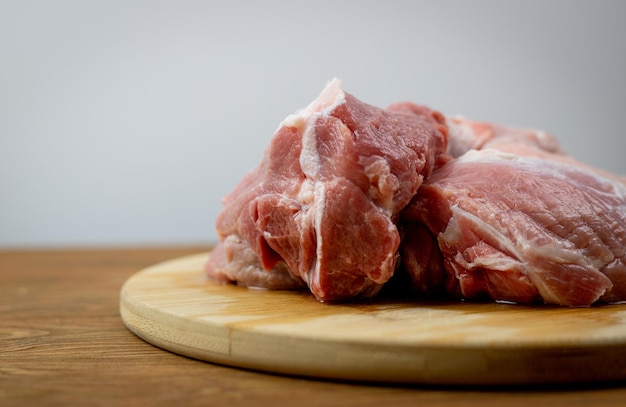 Rohes Schweinefleisch auf einem Schneidebrett